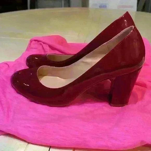 CASTAMERE RED PATTERN LEATHER PUMP Size 8 - Picture 2 of 4